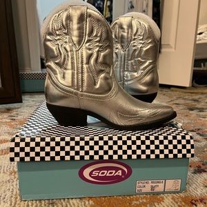 Brand new silver cowgirl boots 🤠